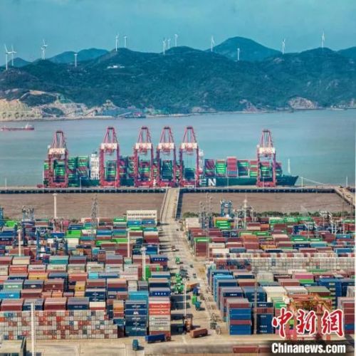 寧波舟山港作業(yè)場景。高雪峰 攝