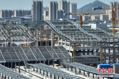 圖為航拍南沿江鐵路江陰站站房屋面鋼結(jié)構(gòu)桁架整體提升現(xiàn)場。(無人機照片) 中新社記者 泱波 攝